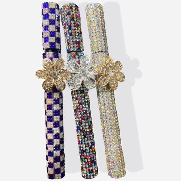 LASH GLUE ADHESIVE PEN, 2 IN 1 EYELINER.PERFECT FOR DARKENING YOUR LASH LINE - Picture 2 of 3